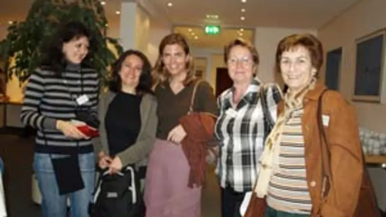  La directora de la AME, Victoria Cristóbal –en el centro–, junto a mujeres madrileñas asistentes al seminario.