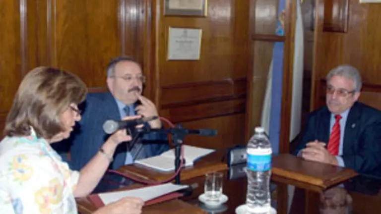  Mar&iacute;a Aurora Barbeito, Ram&oacute;n Villares, Julio Mart&iacute;nez Fern&aacute;ndez, en la conferencia del Centro Gallego.