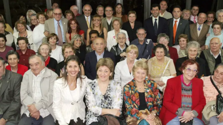  La presidenta y el resto de los diputados de León, junto a un grupo de emigrantes leoneses de Mar del Plata.