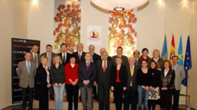  Los miembros del jurado &lsquo;Langreanos en el Mundo&rsquo; posan en La Felguera tras dar a conocer el fallo.