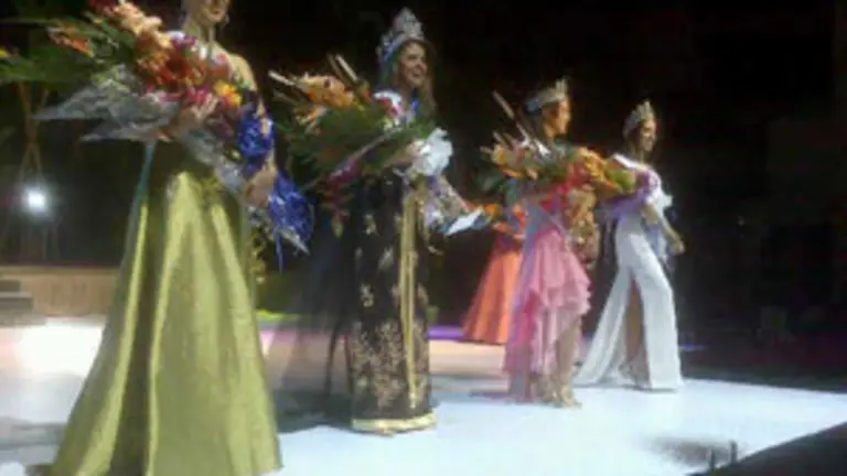  ipr El cuadro de honor, compuesto por las tres finalistas junto a la nueva reina.