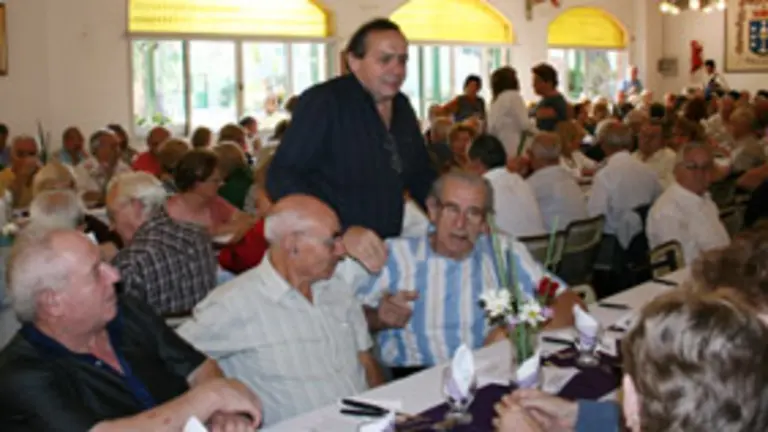  El presidente de la entidad, Carlos Ameijeiras, conversa con algunos de los asistentes al almuerzo.