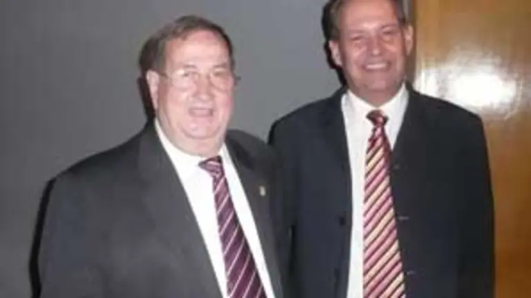  El candidato presidencial del Grupo Uni&oacute;n, Antonio Pi&ntilde;&oacute;n Mart&iacute;n &ndash;a la derecha&ndash;, junto al presidente del Comit&eacute; Coordinador de la Plancha 2, Francisco &lsquo;Pancho&rsquo; Moure L&oacute;pez.