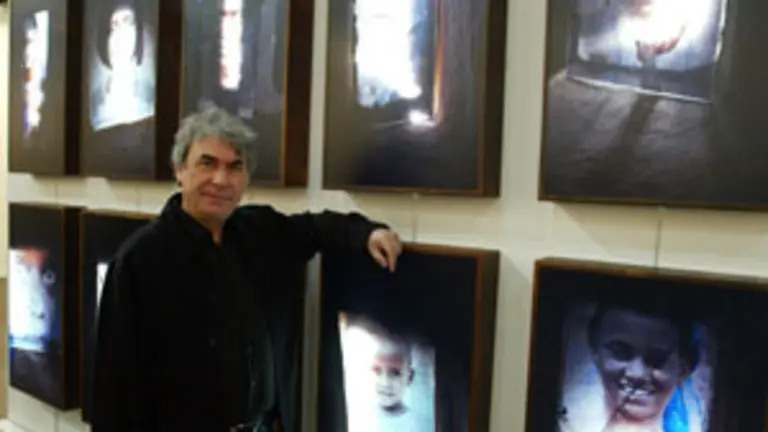  Ángel Marcos, con una de sus obras.