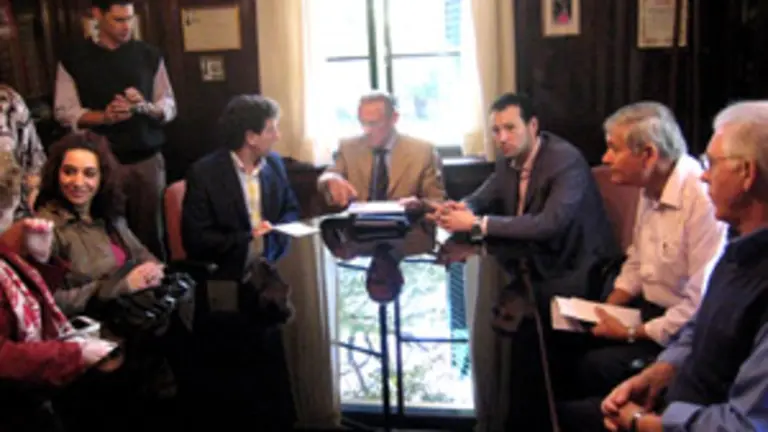  Jes&uacute;s Guti&eacute;rrez y Guillermo Mart&iacute;nez, junto a Jos&eacute; Luis Pe&ntilde;a y el resto de la directiva del Hogar Espa&ntilde;ol.