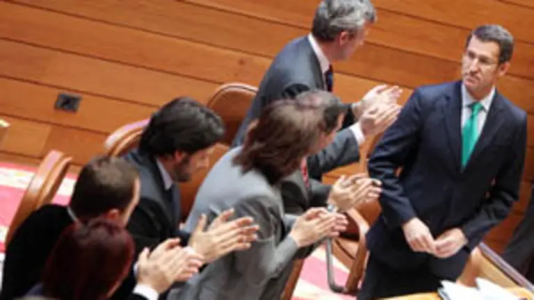 Los diputados del PP aplauden a Feij&oacute;o en la sesi&oacute;n de investidura.