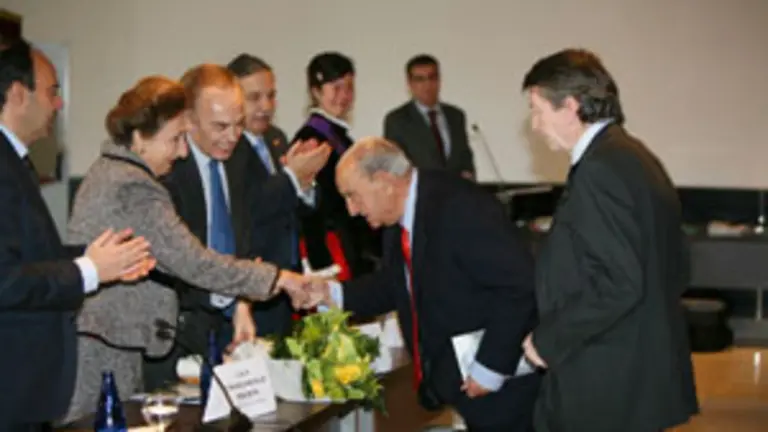 Doña Margarita de Borbón entrega uno de los premios Sorianos del Año.