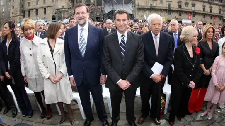  Feij&oacute;o -en el centro- con su familia y sus compa&ntilde;eros de partido.