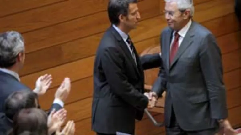 Emilio P&eacute;rez Touri&ntilde;o felicita a Alberto N&uacute;&ntilde;ez Feij&oacute;o tras su proclamaci&oacute;n como nuevo presidente de la Xunta.