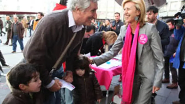 Rosa D&iacute;ez, durante la recogida de firmas en Santiago. 