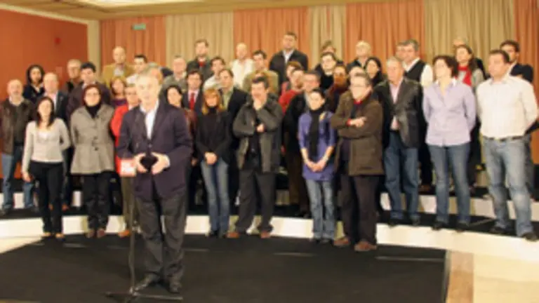  Representantes de las 32 agrupaciones comarcales del PSdeG arropan a V&aacute;zquez, la pasada semana.