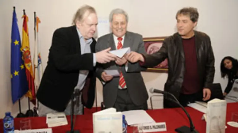  Rivas, con Alfonso S. Palomares y Ferm&iacute;n Bouza, durante la presentaci&oacute;n del libro, la pasada semana.