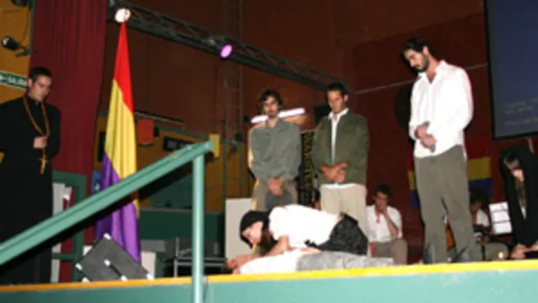  Un momento de la actuaci&oacute;n del grupo de teatro independiente &lsquo;La Lija&rsquo; en el Teatro Bambalinas.