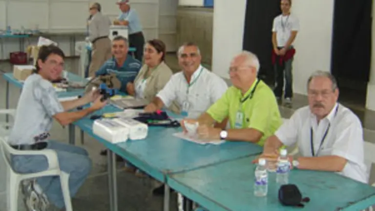  Parte de la Comisi&oacute;n Electoral que actu&oacute; en 2007, trabajando en el recinto de votaci&oacute;n.
