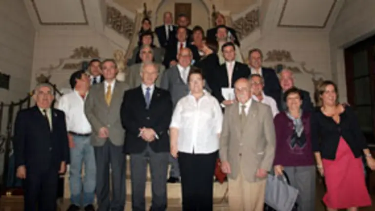  La viceconsejera y los miembros de la FICA posan en la entrada del Centro Asturiano de Buenos Aires.