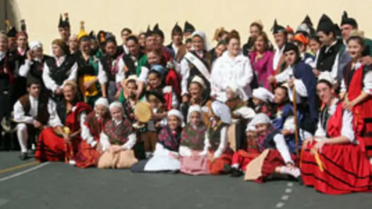 La viceconsejera de Emigraci&oacute;n posa con los componentes del grupo de baile. 