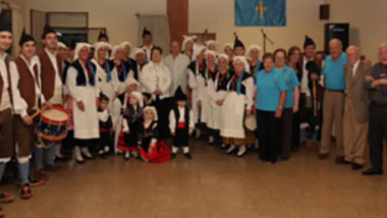  La viceconsejera de Emigraci&oacute;n posa junto a los miembros del grupo de baile y algunos directivos del Centro.