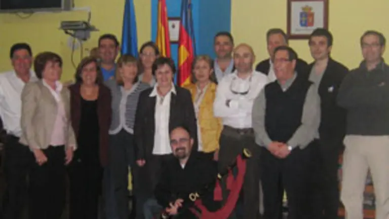  La consejera de Presidencia, en la Casa de Asturias de Valencia con la Directiva y socios del centro.