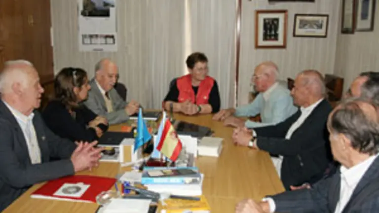  Teresa Ordiz, con la directiva de la Tinentense.