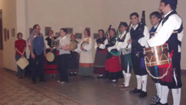  Teresa Ordiz, con Manuel Garc&iacute;a y miembros del grupo &lsquo;J&oacute;venes Tucumanos por la Asturian&iacute;a&rsquo;.