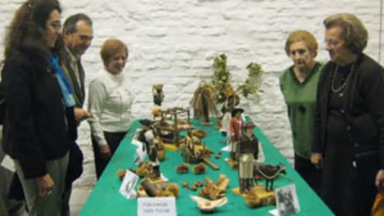  La creadora de la muestra, Lourdes P&eacute;rez, junto a asistentes a la misma.