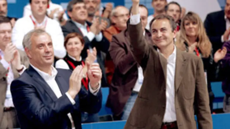 Rodr&iacute;guez Zapatero, junto a Manuel V&aacute;zquez, saluda a los congresistas del PSdeG.