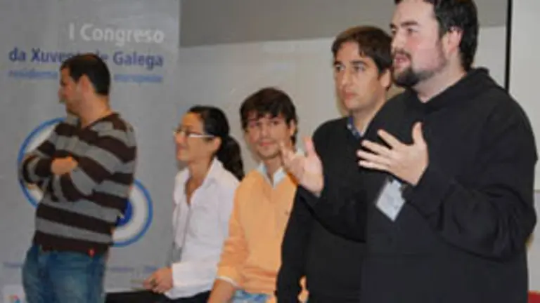  Los j&oacute;venes gallegos participantes en el Congreso de Frankfurt, leen las conclusiones del mismo.