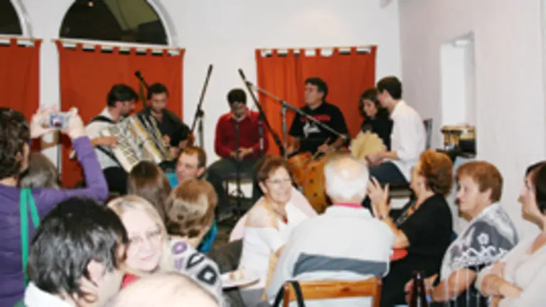  El p&uacute;blico asistente sigui&oacute; la actuaci&oacute;n de los grupos que amenizaron la jornada festiva.