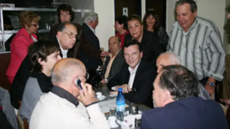  Vila Al&eacute;n y sus seguidores siguen los resultados electorales.