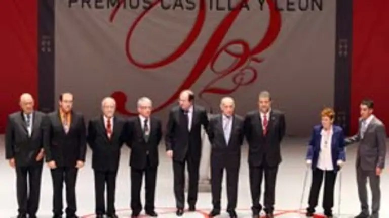  Imagen de los galardonados con los Premios Castilla y León en el nuevo Palacio de Congresos de Ávila, donde se entregaron los premios de este año.
