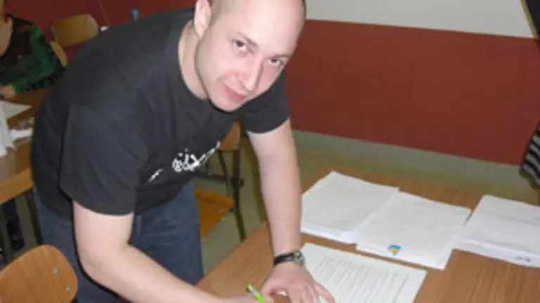  Mat&iacute;as V&aacute;zquez, firma el acta que le acredita como presidente. 