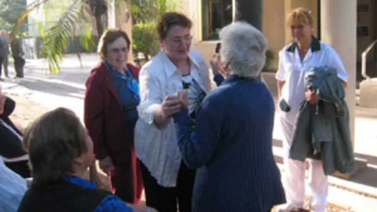 La responsable de Emigraci&oacute;n convers&oacute; con los residentes del Hogar Espa&ntilde;ol de Montevideo.