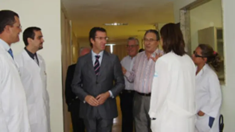 N&uacute;&ntilde;ez Feij&oacute;o, acompa&ntilde;ado por Antas Fraga, visita el Hospital Espa&ntilde;ol de Bah&iacute;a en diciembre del pasado a&ntilde;o.