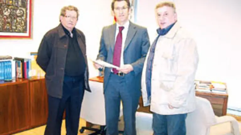  N&uacute;&ntilde;ez Feij&oacute;o, junto a Eduardo Cu&ntilde;a y D&iacute;az Fuentes, dirigentes del C&iacute;rculo Gallego, durante su reuni&oacute;n en marzo.
