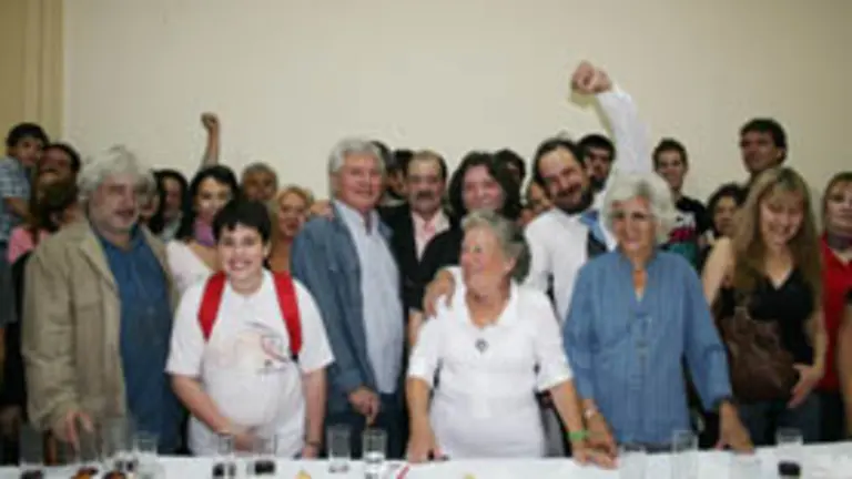  Foto de familia de los dirigentes de Nova Ezquerda Socialista y los simpatizantes que asistieron al acto.