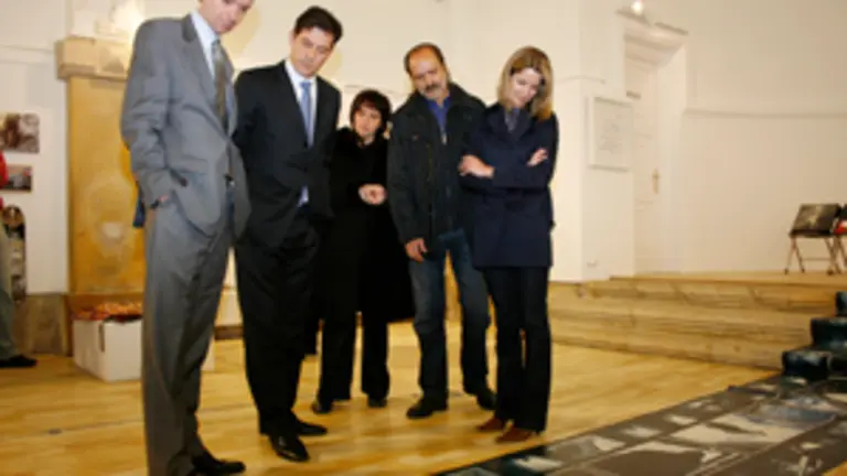  El presidente de la Diputaci&oacute;n y otros dirigentes recorrieron la exposici&oacute;n en la Capilla de Santa Mar&iacute;a.