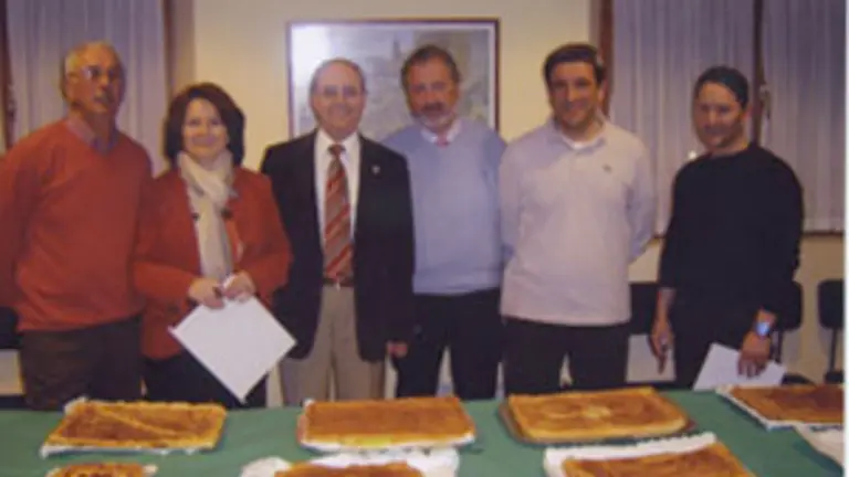  El presidente del Centro y el organizador del concurso, junto a miembros del jurado.