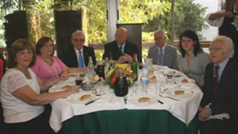  Mesa principal del almuerzo, encabezada por el presidente de la entidad, Manuel Busto.