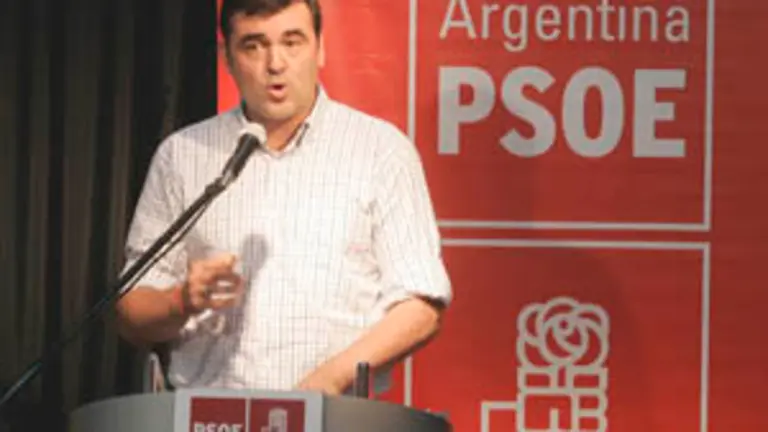 Ricardo Cortés, durante su mitin en el Centro Betanzos.