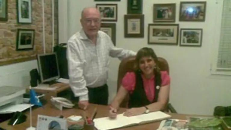  Ana Rivas firm&oacute; en el Libro de Honor del Centro Asturiano de M&aacute;laga.