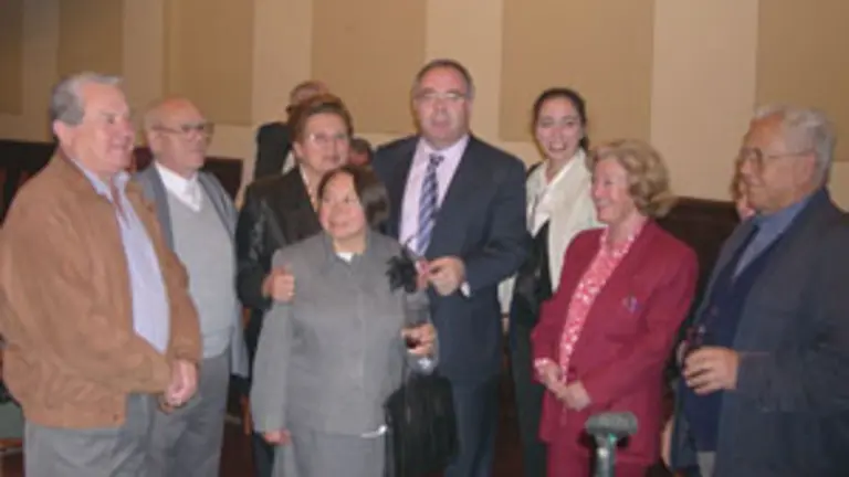  Xos&eacute; S&aacute;nchez Bugallo, con santiagueses en el Centro Gallego.