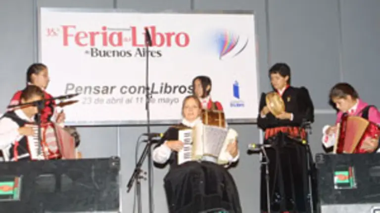 Actuaci&oacute;n del grupo de acordeones de la &lsquo;Asociaci&oacute;n Hijos de Zas&rsquo; en la Feria del Libro.