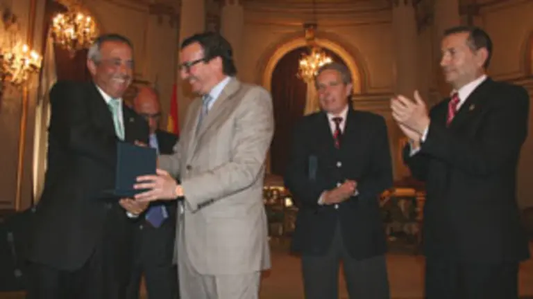 José María Castillo recibe la placa con la que el presidente de la Casa de Madrid y el diputado Ingaramo le agasajaron.