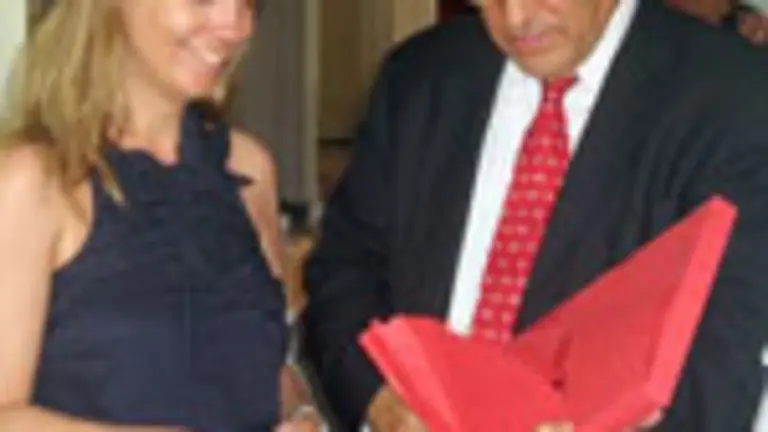  El cónsul general, con Victoria Cristóbal, en la última visita a La Habana. 