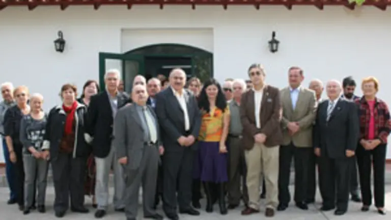  Fern&aacute;ndez Moreda acompa&ntilde;ado por directivos del Hogar y de otras asociaciones gallegas, tras el recorrido a las instalaciones inauguradas.