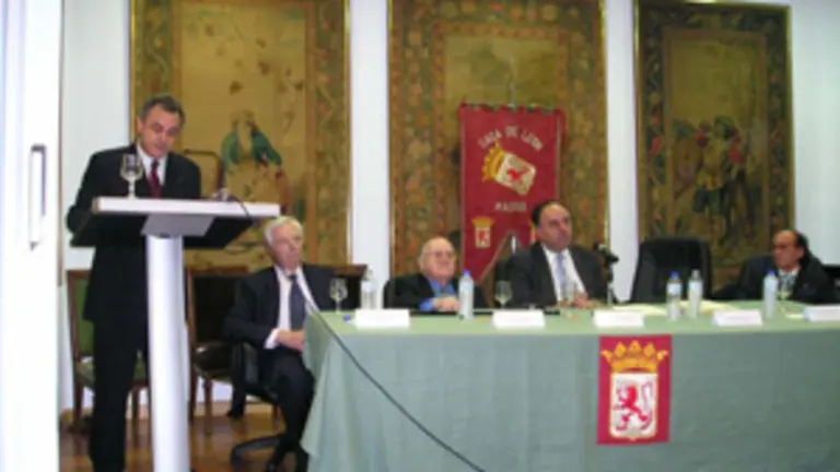  De izda. a dcha., Valent&iacute;n Mart&iacute;nez-Otero, Jos&eacute; A. Maradona, Cosme Sordo &ndash;presidente del Centro astur de Madrid&ndash;, Rafael &Aacute;lvarez &ndash;dirigente de la Casa de Le&oacute;n&ndash;, y V&iacute;ctor Montes.