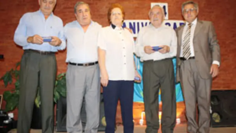 El presidente del Centro Asturiano &ndash;a la derecha&ndash;, con los socios que cumplieron 50 a&ntilde;os en la instituci&oacute;n. 