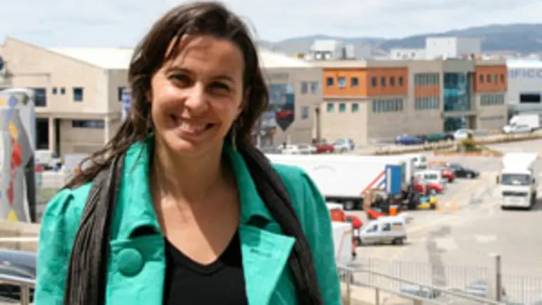  Ana Miranda, co porto pesqueiro de Vigo ao fondo, un escenario que, dixo, traer&aacute; moitos lembranzas aos galegos no exterior.