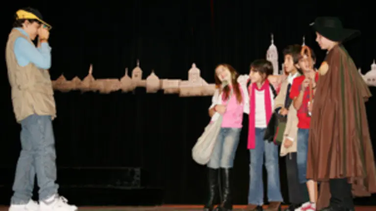  El grupo de teatro, durante su representaci&oacute;n de su viaje imaginario a Santiago de Compostela.