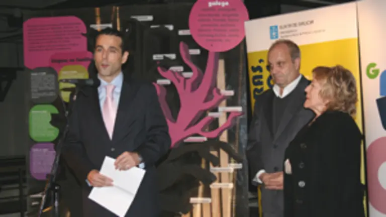 Hern&aacute;n Lombardi se dirige a los presentes en la inauguraci&oacute;n, acompa&ntilde;ado por Josefina Delgado y Manuel Cao.